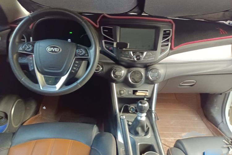 Used BYD Song 2016 1.5TI Manual Luxury Model Center Console
