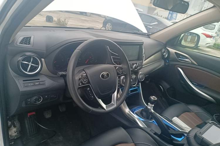 Used BYD Song 2016 GaiShi Edition 1.5TI Manual Elite Model Center Console