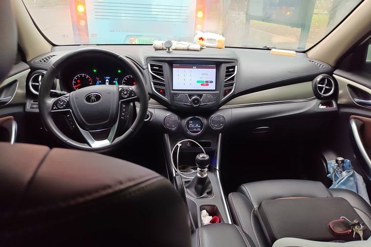 Used BYD Song 2016 GaiShi Edition 1.5TI Manual Elite Model Center Console