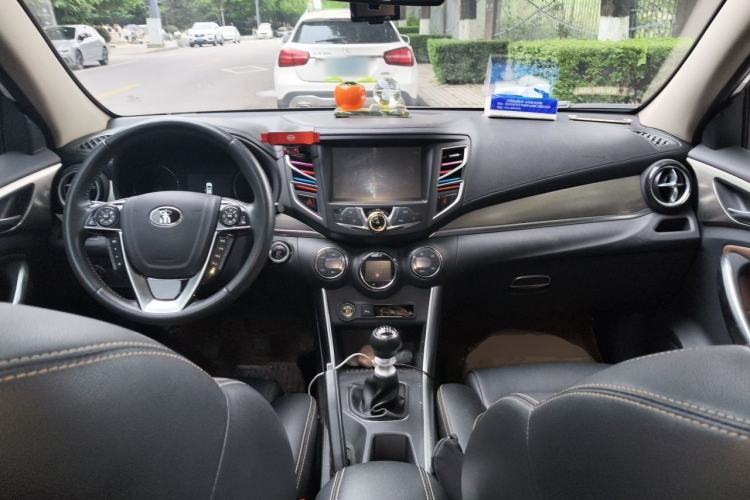 Used BYD Song 2016 GaiShi Edition 1.5TI Manual Elite Model Center Console