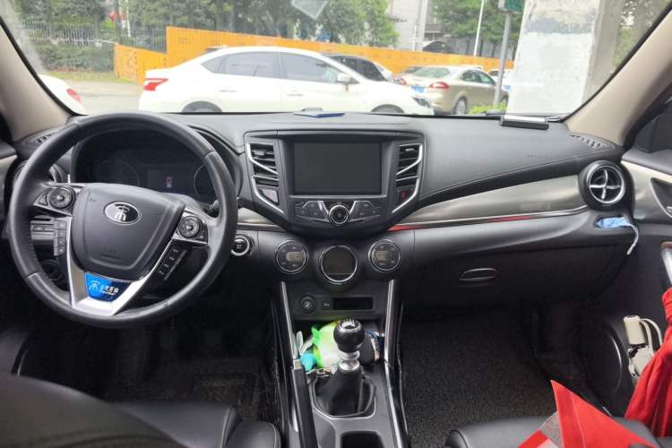 Used BYD Song 2016 Gaishi Edition 1.5TI Manual Haoya Model Center Console