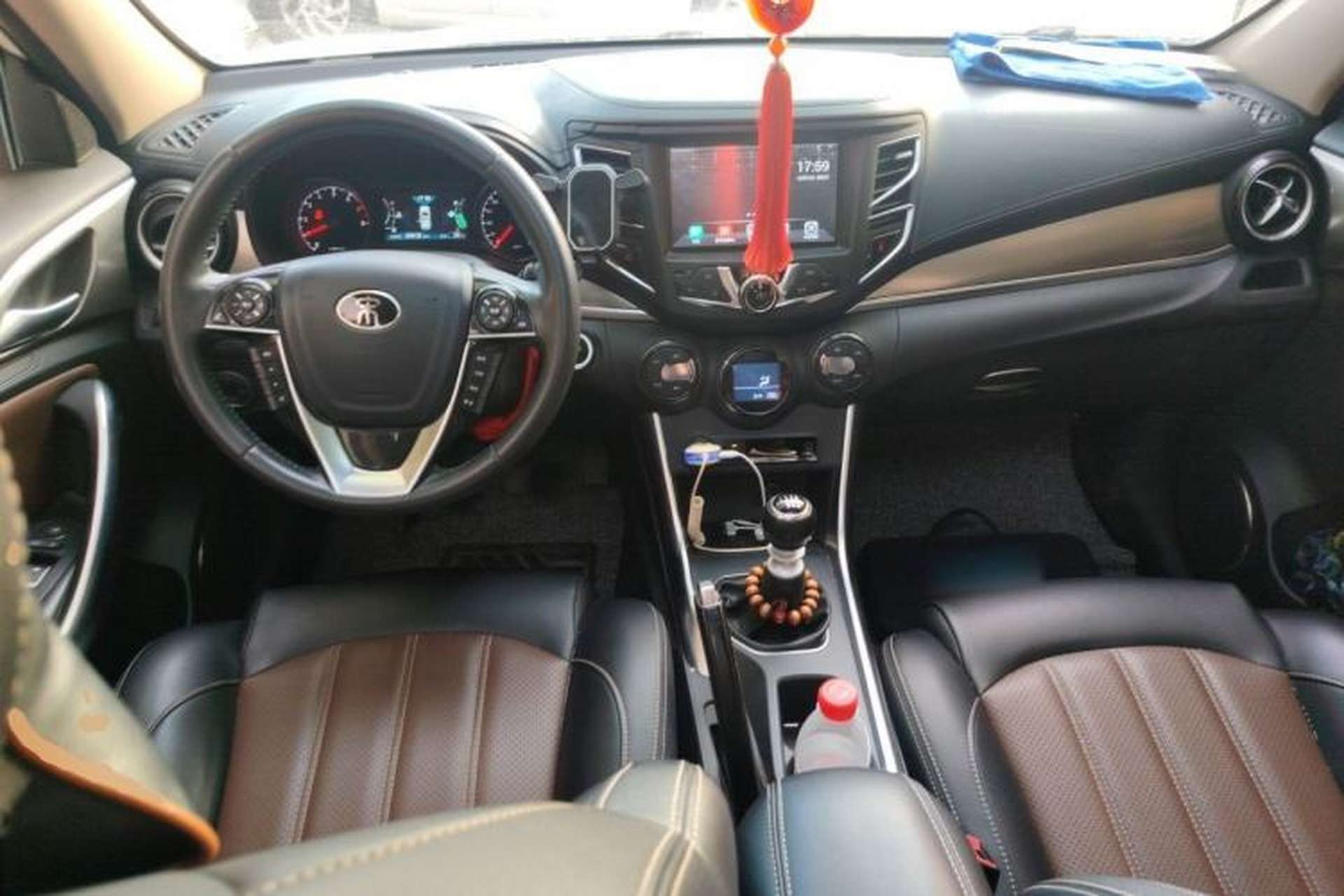 Used BYD Song 2016 GaiShi Edition 1.5TI Manual Elite Model Center Console