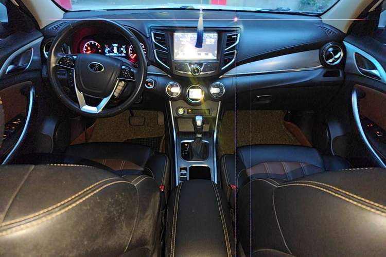 Used BYD Song 2016 GaiShi Edition 1.5TID Automatic Elite Model Center Console