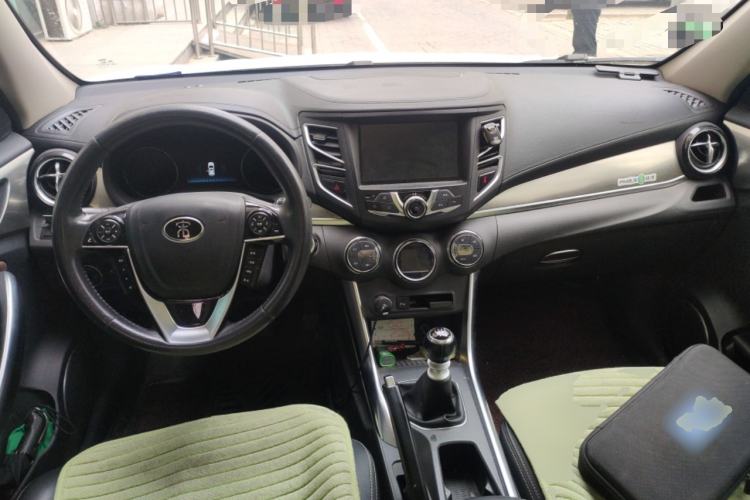 Used BYD Song 2016 Gaishi Edition 1.5TI Manual Haoya Model Center Console