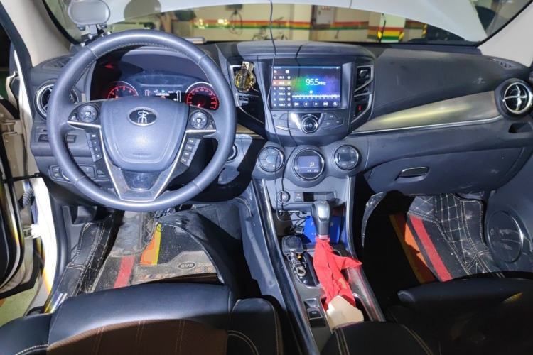 Used BYD Song 2016 GaiShi Edition 1.5TID Automatic Elite Model Center Console