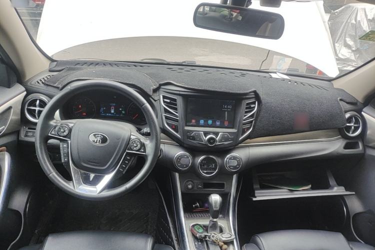 Used BYD Song 2016 GaiShi Edition 1.5TID Automatic Elite Model Center Console