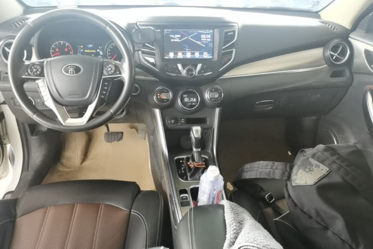 Used BYD Song 2016 GaiShi Edition 1.5TID Automatic Elite Model Center Console