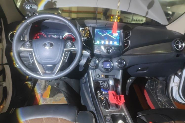 Used BYD Song 2016 GaiShi Edition 1.5TID Automatic Elite Model Center Console