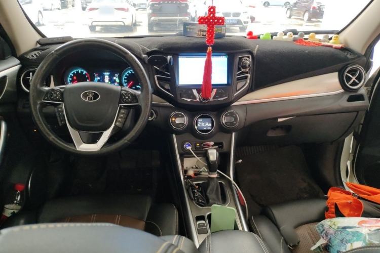 Used BYD Song 2016 GaiShi Edition 1.5TID Automatic Elite Model Center Console