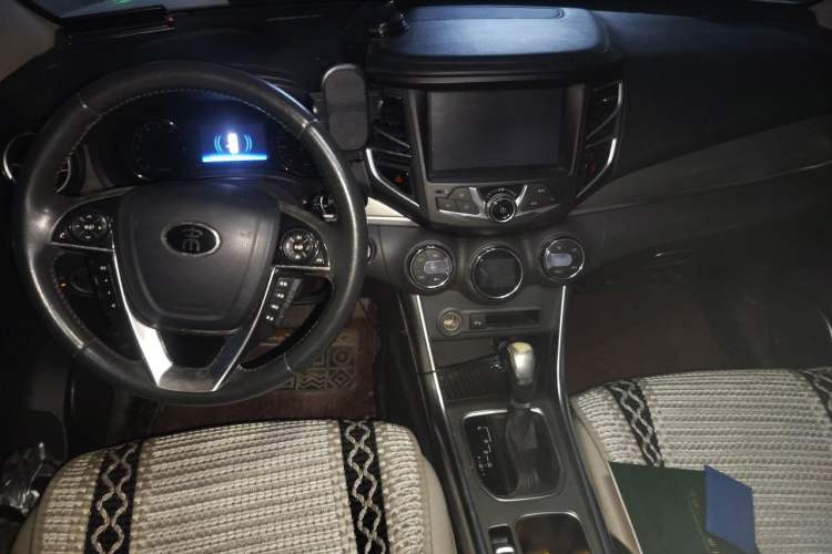 Used BYD Song 2016 GaiShi Edition 1.5TID Automatic Elite Model Center Console