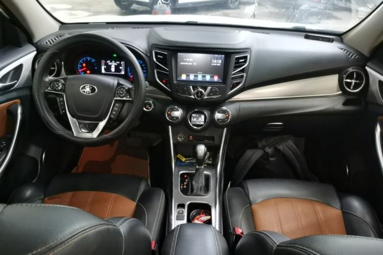Used BYD Song 2016 GaiShi Edition 1.5TID Automatic Elite Model Center Console