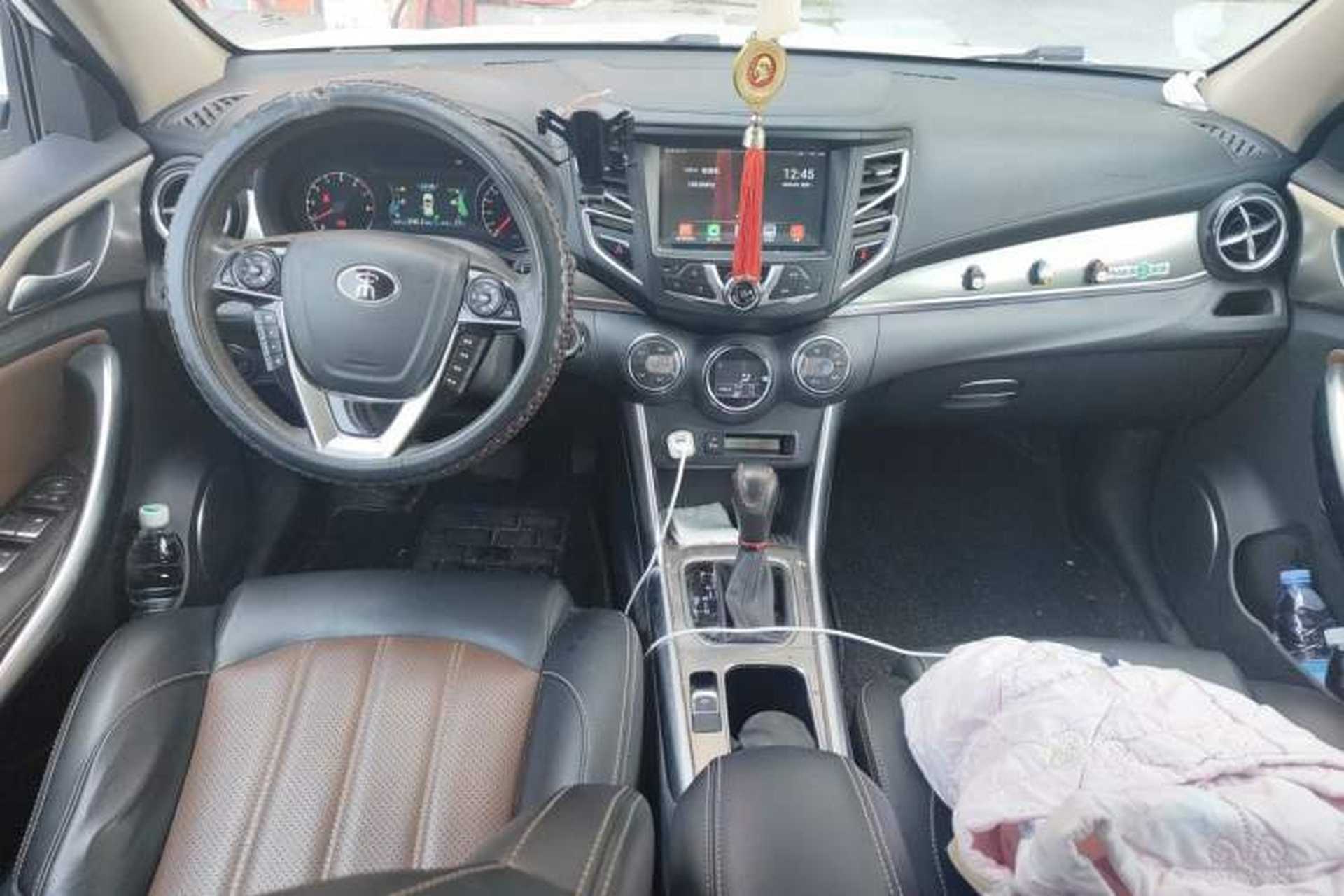 Used BYD Song 2016 Gaishi Edition 1.5TID Automatic Luxury Model Center Console