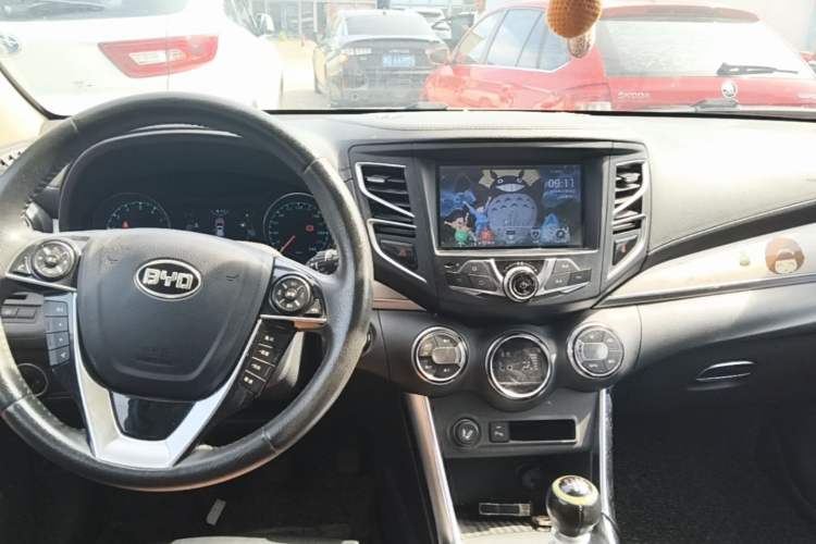 Used BYD Song 2016 Gaishi Edition 1.5TI Manual 4G Prestige Model Center Console
