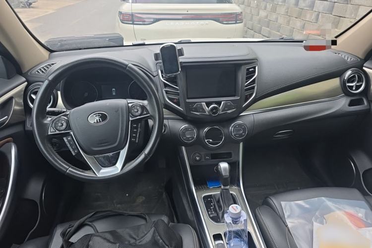 Used BYD Song 2016 GaiShi Edition 1.5TID Automatic Elite Model Center Console