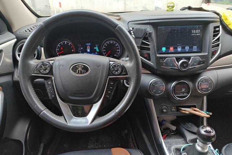 Used BYD Song 2016 GaiShi Edition 1.5TI Manual Elite Model Center Console