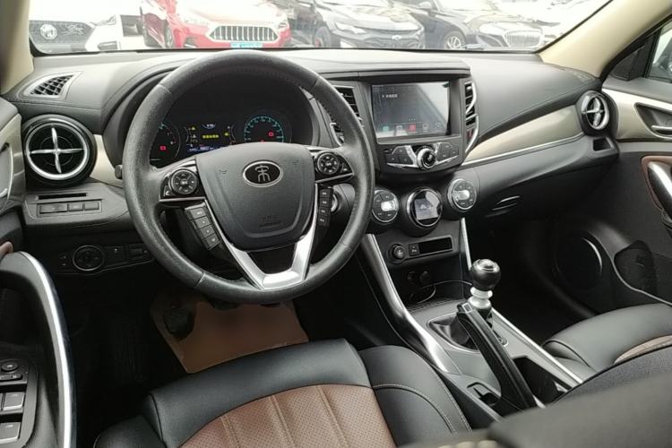 Used BYD Song 2016 GaiShi Edition 1.5TI Manual Elite Model Center Console