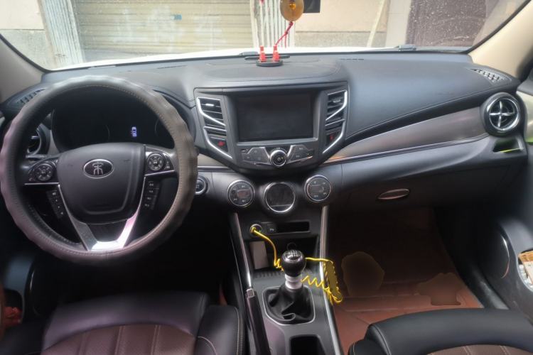 Used BYD Song 2016 GaiShi Edition 1.5TI Manual Elite Model Center Console