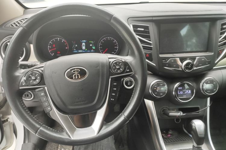 Used BYD Song 2016 GaiShi Edition 1.5TID Automatic Elite Model Center Console