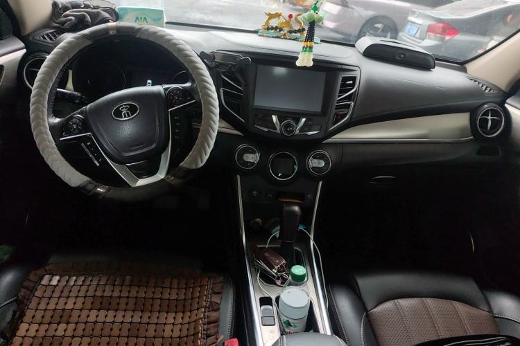 Used BYD Song 2016 Gaishi Edition 1.5TID Automatic Luxury Model Center Console