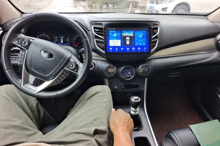 Used BYD Song 2016 GaiShi Edition 1.5TI Manual Elite Model Center Console