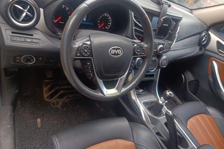Used BYD Song 2016 1.5TI Manual Luxury Model Center Console