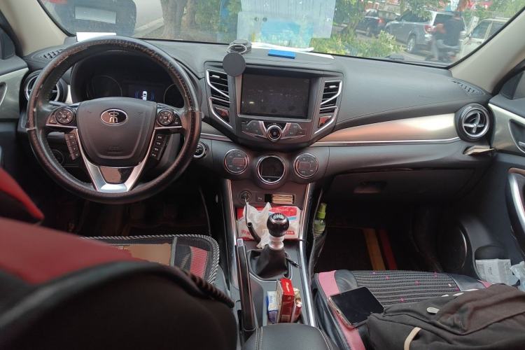 Used BYD Song 2016 GaiShi Edition 1.5TI Manual Elite Model Center Console