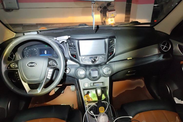 Used BYD Song 2016 2.0TID Automatic Luxury Edition Center Console