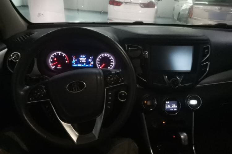 Used BYD Song 2016 GaiShi Edition 1.5TID Automatic Elite Model Center Console