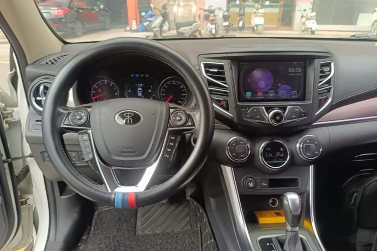 Used BYD Song 2016 GaiShi Edition 1.5TID Automatic Elite Model Center Console