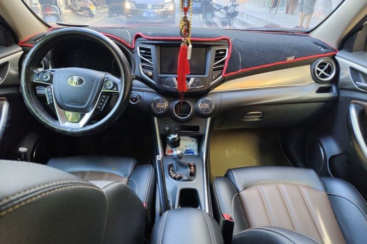 Used BYD Song 2016 GaiShi Edition 1.5TI Manual Elite Model Center Console