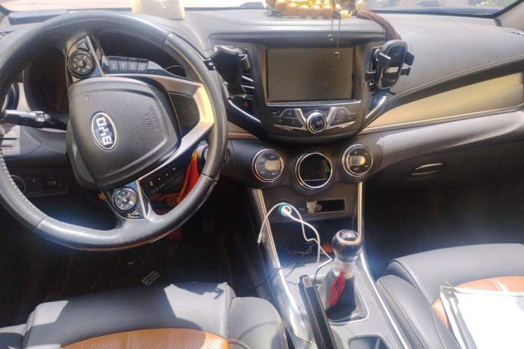 Used BYD Song 2016 1.5TI Manual Luxury Model Center Console