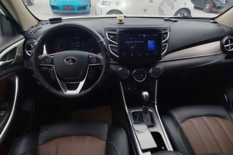 Used BYD Song 2016 GaiShi Edition 1.5TID Automatic Elite Model Center Console