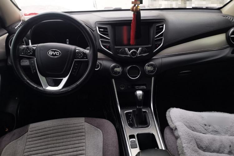 Used BYD Song 2016 2.0TID Automatic Prestige Edition Center Console