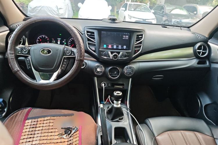 Used BYD Song 2016 GaiShi Edition 1.5TI Manual Elite Model Center Console