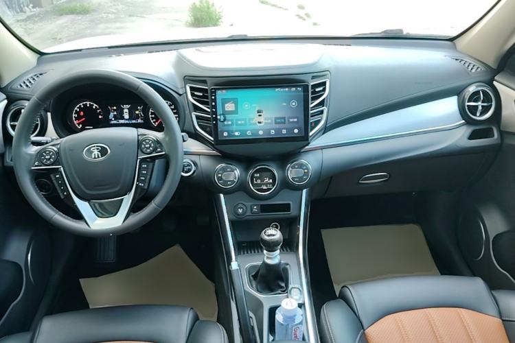 Used BYD Song 2016 GaiShi Edition 1.5TI Manual Elite Model Center Console