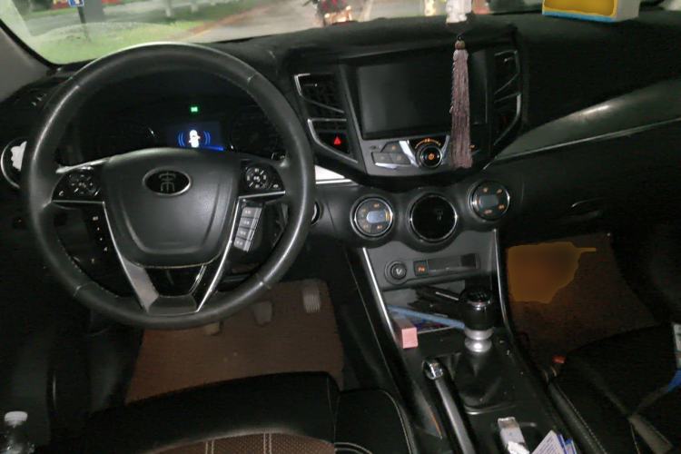 Used BYD Song 2016 GaiShi Edition 1.5TI Manual Elite Model Center Console