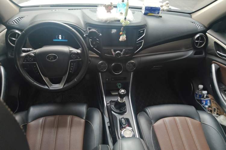 Used BYD Song 2016 GaiShi Edition 1.5TI Manual Elite Model Center Console