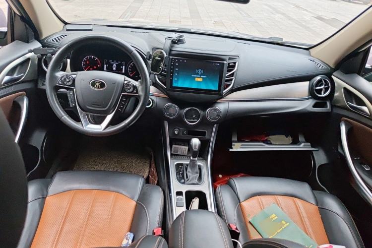 Used BYD Song 2016 GaiShi Edition 1.5TID Automatic Elite Model Center Console