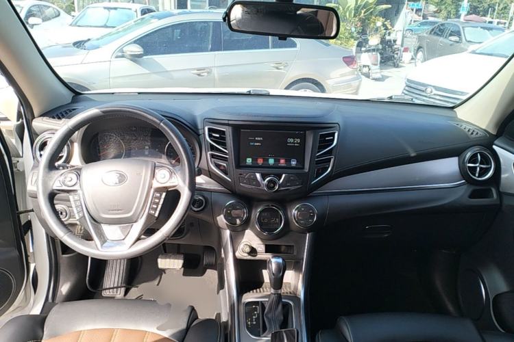 Used BYD Song 2016 GaiShi Edition 1.5TID Automatic Elite Model Center Console