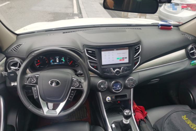 Used BYD Song 2016 GaiShi Edition 1.5TI Manual Elite Model Center Console