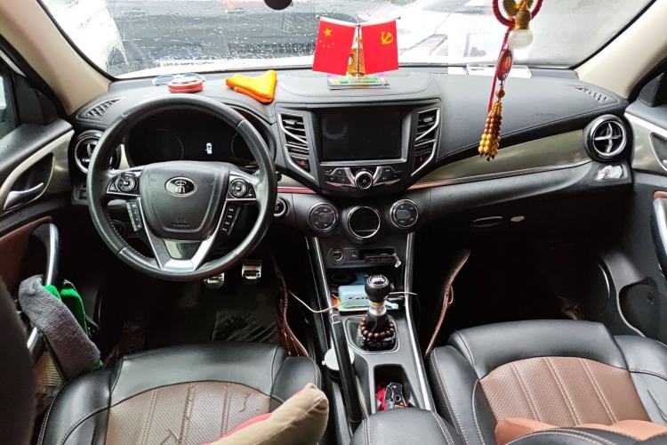 Used BYD Song 2016 GaiShi Edition 1.5TI Manual Elite Model Center Console