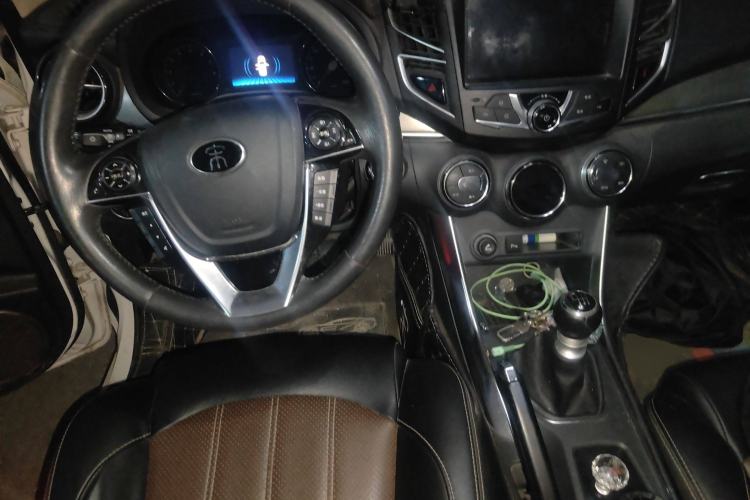 Used BYD Song 2016 GaiShi Edition 1.5TI Manual Elite Model Center Console