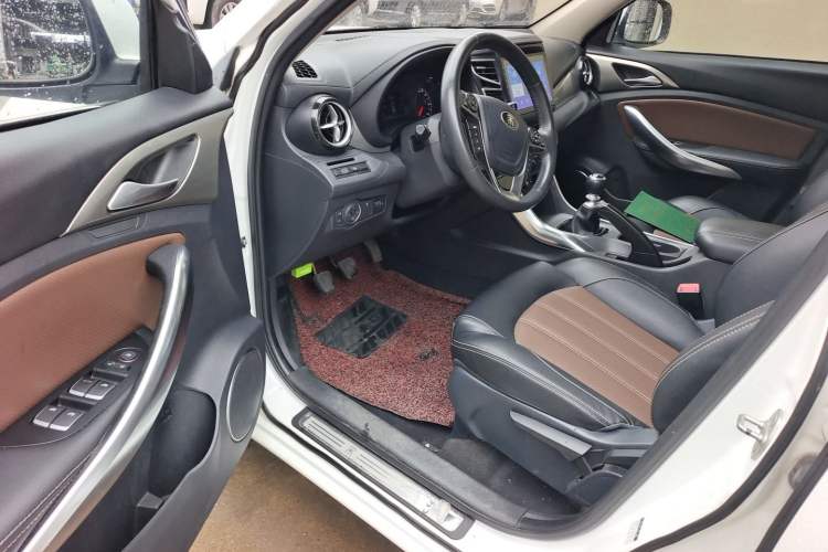 Used BYD Song 2016 GaiShi Edition 1.5TI Manual Elite Model Driver Seat