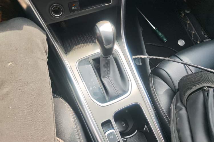Used BYD Song 2016 GaiShi Edition 1.5TID Automatic Elite Model Gear Lever