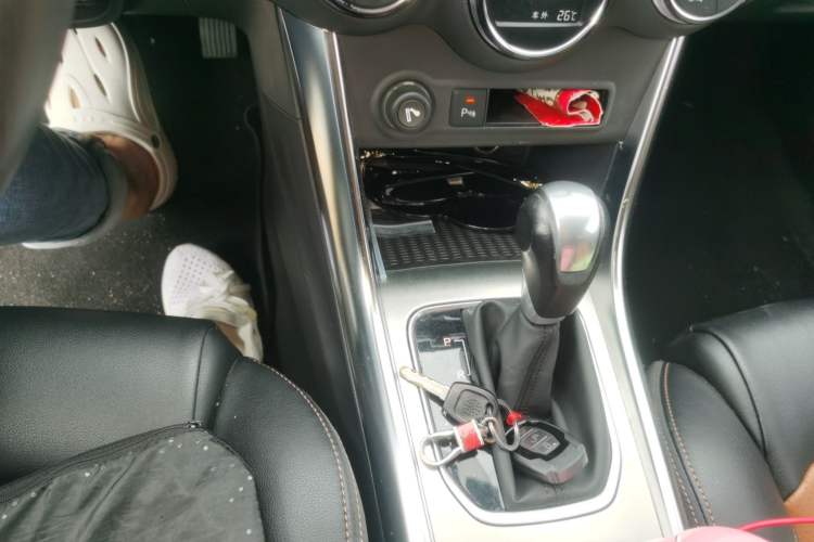 Used BYD Song 2016 2.0TID Automatic Luxury Edition Gear Lever