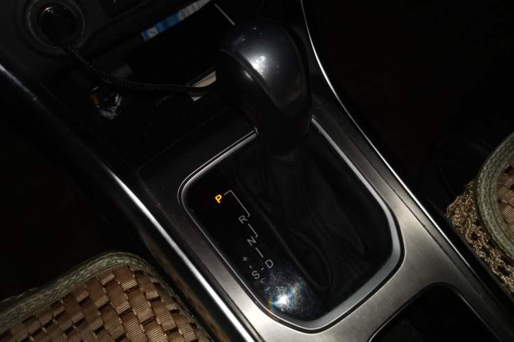 Used BYD Song 2016 2.0TID Automatic Prestige Edition Gear Lever