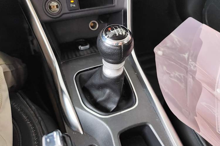 Used BYD Song 2016 1.5TI Manual Luxury Model Gear Lever