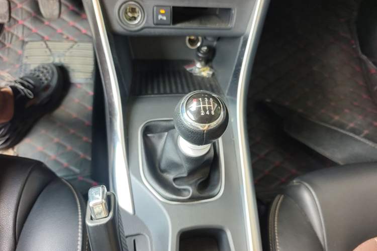 Used BYD Song 2016 GaiShi Edition 1.5TI Manual Elite Model Gear Lever