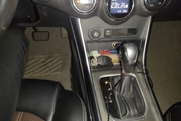 Used BYD Song 2016 GaiShi Edition 1.5TID Automatic Elite Model Gear Lever