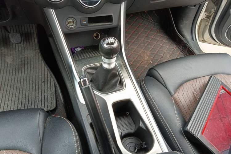 Used BYD Song 2016 GaiShi Edition 1.5TI Manual Elite Model Gear Lever